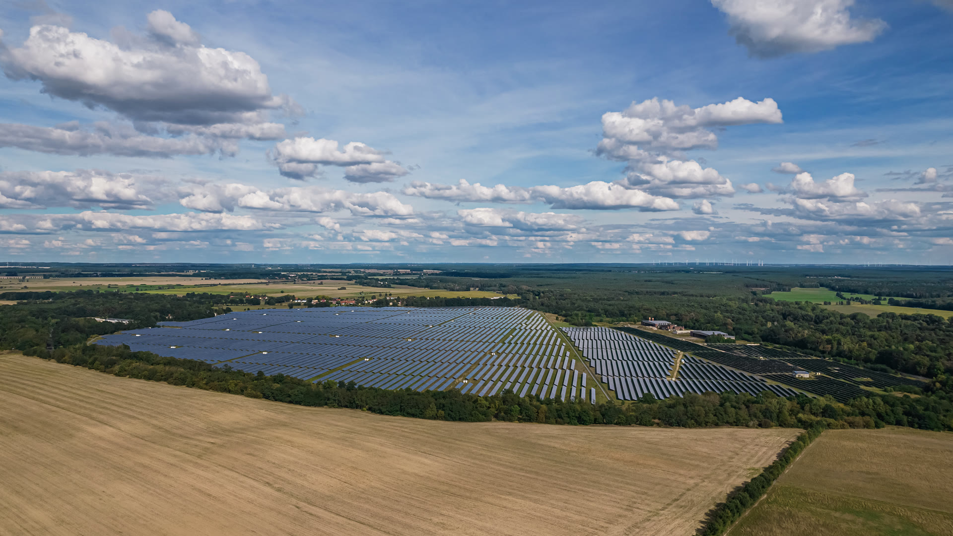 Luftaufnahme des Solarparks auf dem ehemaligen Flugplatz Fürstenwalde in Brandenburg.
